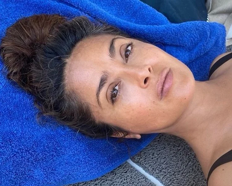 in den sozialen medien zeigt sich salma hayek ungeschminkt und mit grauen haaren
