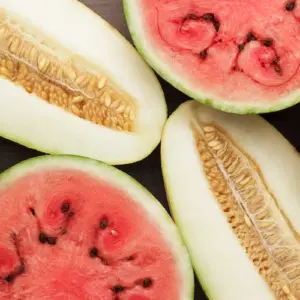 in hälften geschnittene wassermelonen und melonen reich an vitaminen und ballaststoffen