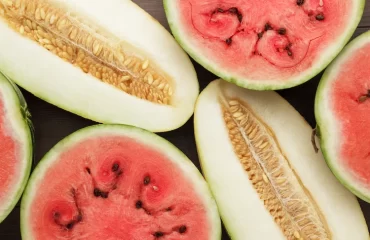 in hälften geschnittene wassermelonen und melonen reich an vitaminen und ballaststoffen
