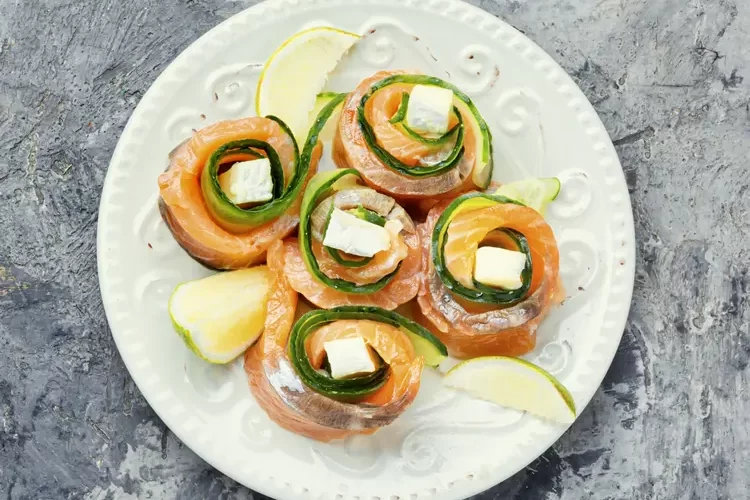 Kalte Vorspeisen selber machen mit Gurke, Räucherlachs und Frischkäse oder Feta