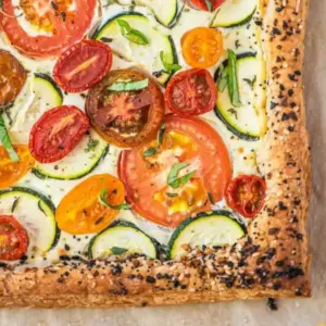 Kirschtomaten und Tomaten und Zucchini-Tarte zubereiten