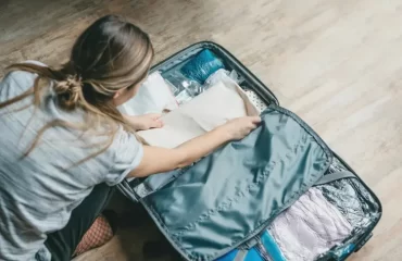 Kleidung falten, einrollen oder kombiniert im Reisekoffer anordnen