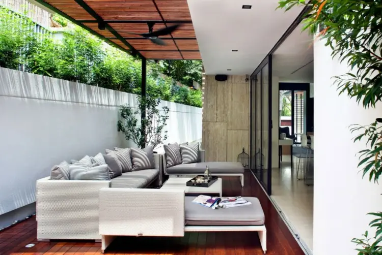 Kleine Terrasse gemütlich gestalten mit modernem Sofa und Couchtisch