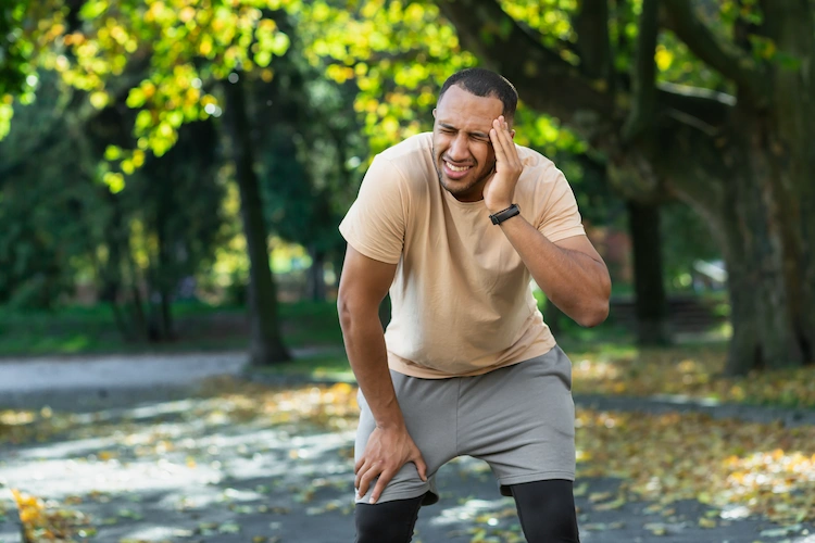 kopfschmerzen durch workout bei hitze verhindern und an kühlen tageszeiten trainieren