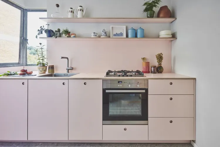 küche in pink einrichten wandgestaltung in der küche ideen