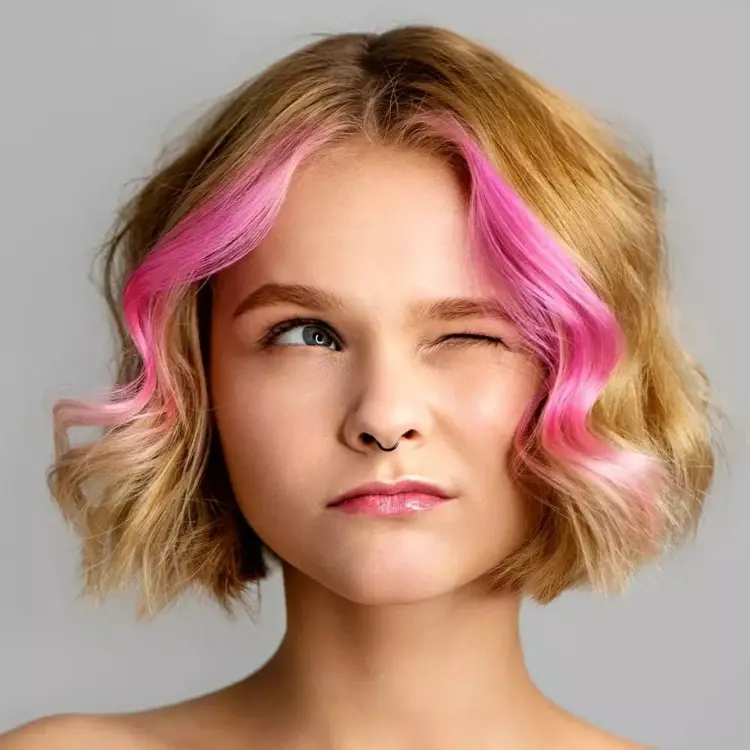 Kurzer A-Cut mit rosa Strähnchen - Fülle im dünnen Haar erreichen