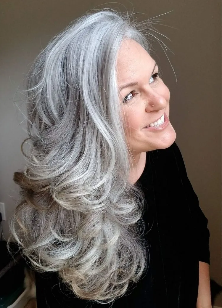 Lange, graue Haare