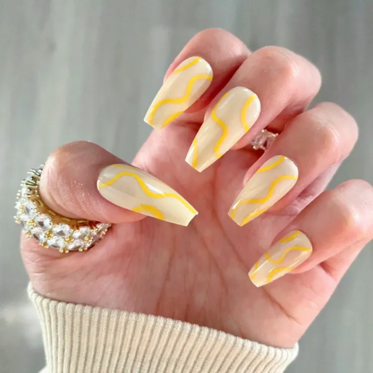 lemonade nails trend 2023 nagelfarbe für sommer 2023
