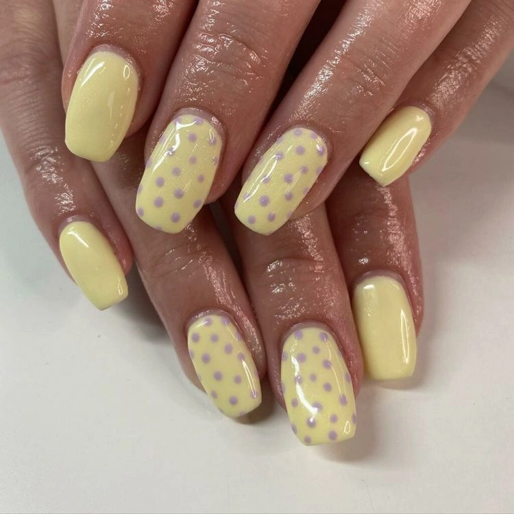 Limoncello Spritz Nails mit Polka Dots
