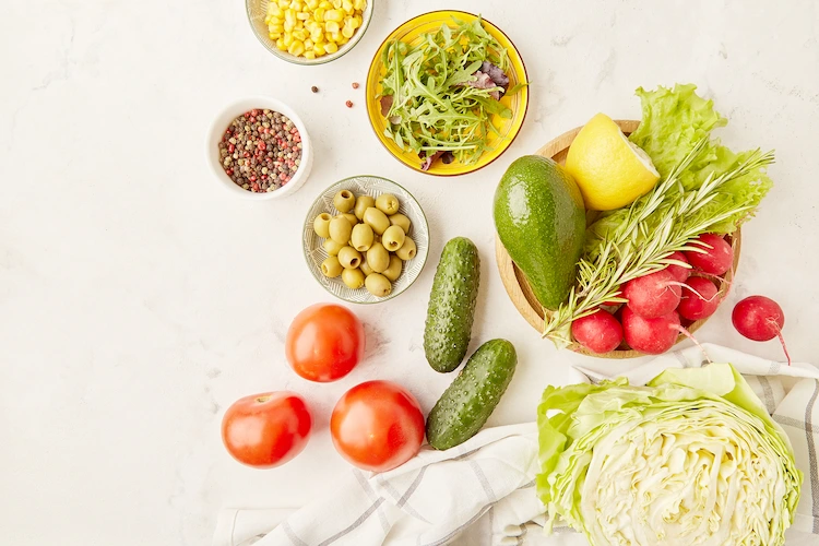 Low Carb Diät mit vegetarischen Lebensmitteln kann bei Magenbeschwerden kann die Peristaltik verbessern