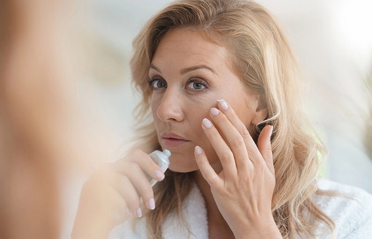 Make-up für reife Frauen im Sommer - Tipps für eine strahlende Haut