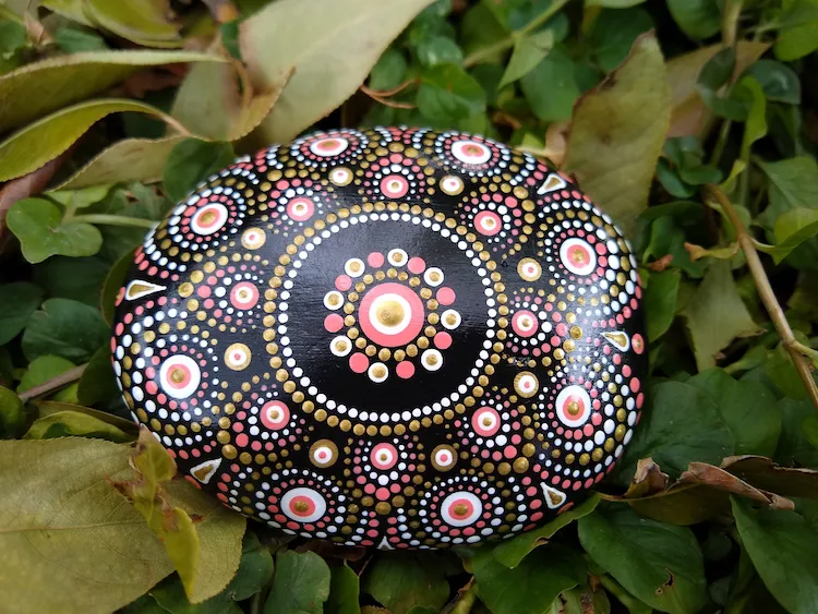 mandala kunstwerke auf steine bringen in ihren außenbereich einzigartigkeit