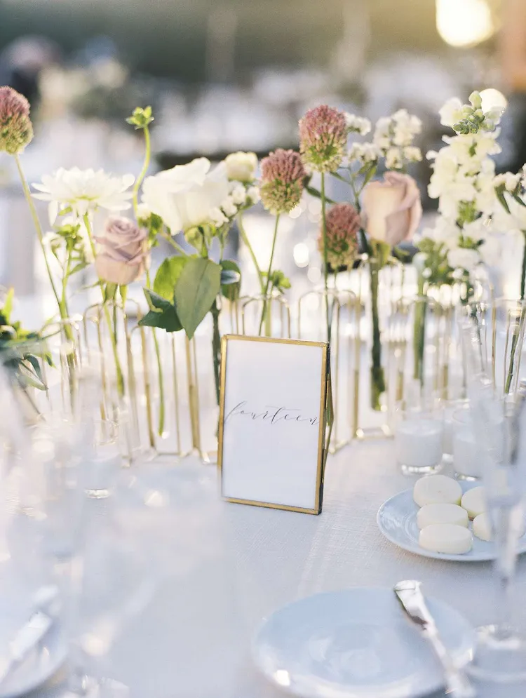 minimalistische hochzeitsdeko mit blumen boho tischdeko zur hochzeit