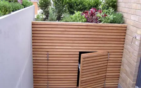 moderne gestaltung des vorgartens mit versteckten mülleimern und bepflanzung auf holz kombinieren