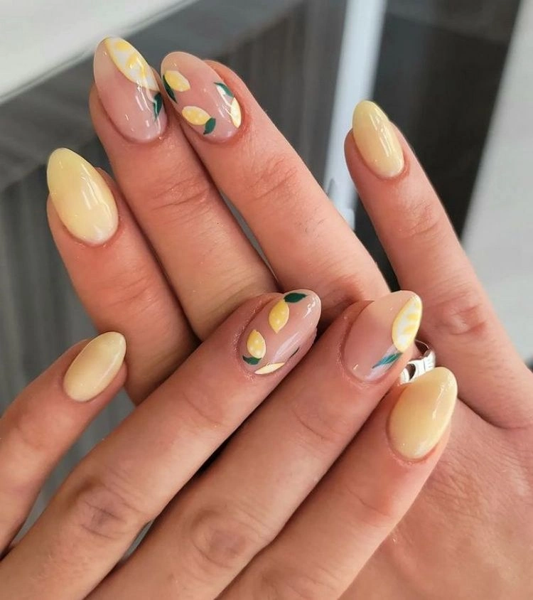 Modernes Nageldesign mit Zitronen als Akzent