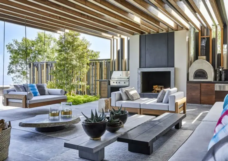 Modernes Outdoor Wohnzimmer gestalten mit Kamin und XL-Schaukel