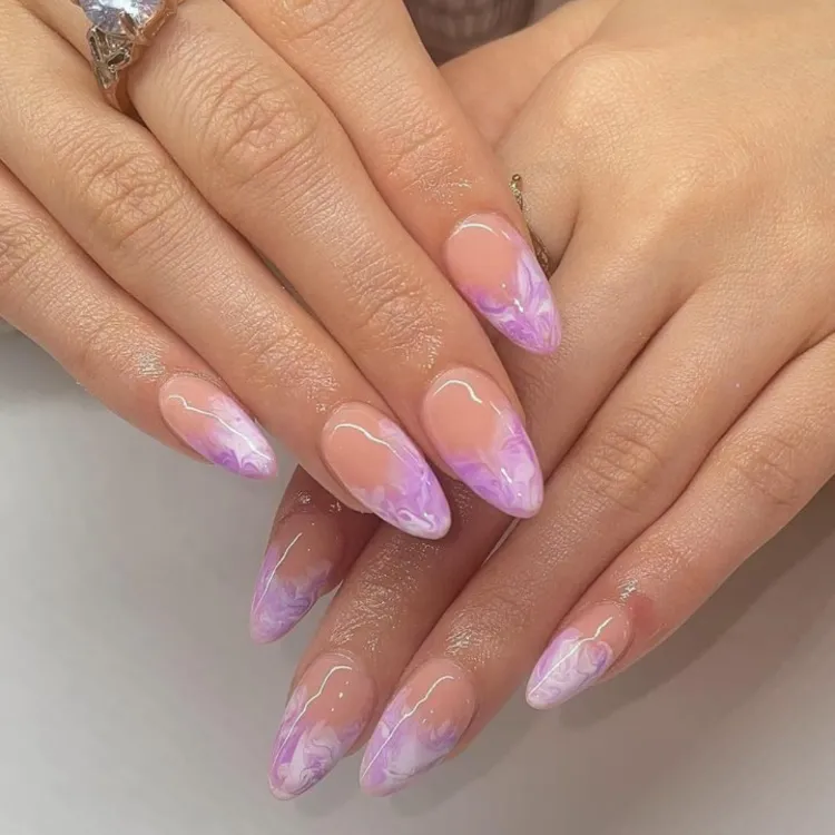 nagelfarbe für sommer 2023 lavender nails nageltrend