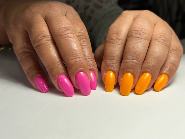 Neonpink und leuchtendes Orange kombinieren