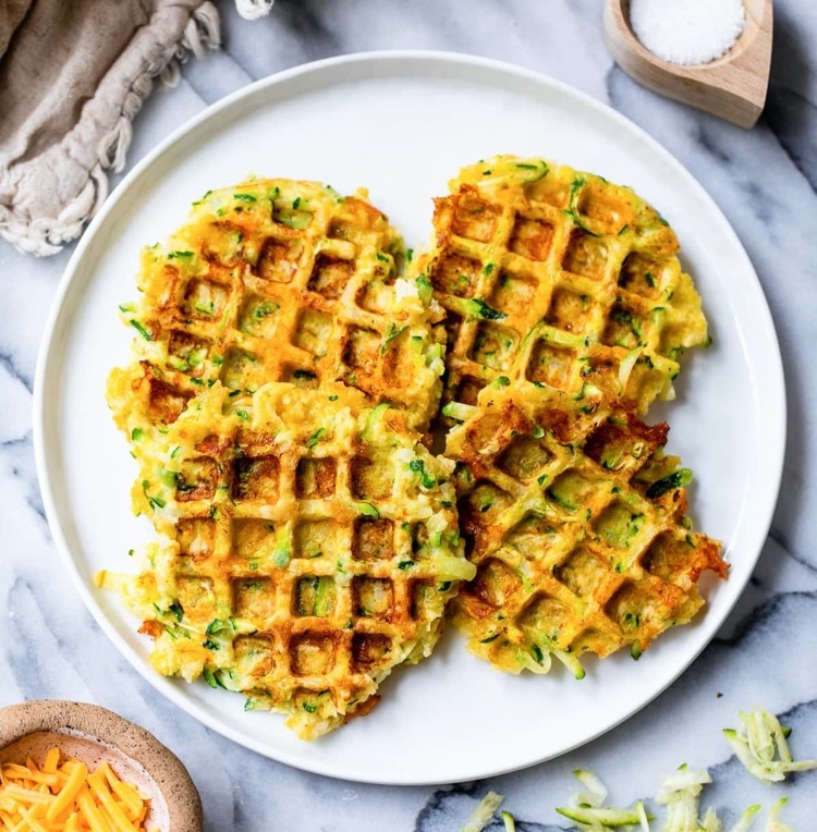 Rezept für Zucchini Waffeln mit Cheddar als leckeres Sommer-Gericht