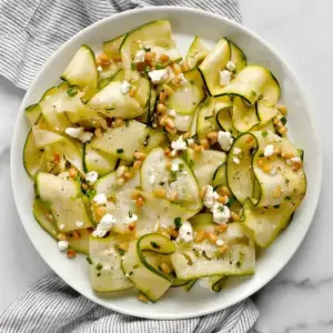 Rohen Zucchinisalat zubereiten: Das ist ein einfaches, köstliches Sommer-Rezept für die ganze Familie