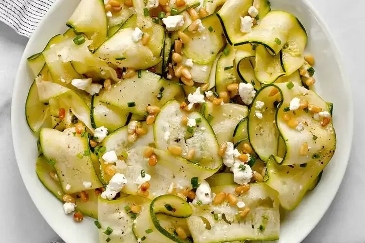 Rohen Zucchinisalat zubereiten: Das ist ein einfaches, köstliches Sommer-Rezept für die ganze Familie