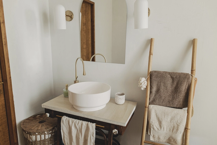 rustikale und platzsparende dekoration für badezimmer wählen