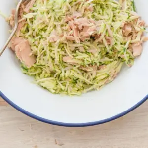 Salat mit Zucchini und Thunfisch als kalte Vorspeise im Sommer