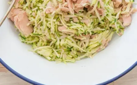 Salat mit Zucchini und Thunfisch als kalte Vorspeise im Sommer