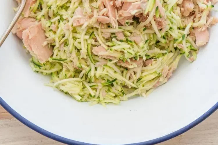 Salat mit Zucchini und Thunfisch als kalte Vorspeise im Sommer