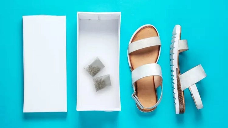 Sandalen stinken - mithilfe dieser Tipps und Tricks können Sie den Geruch erfolgreich entfernen