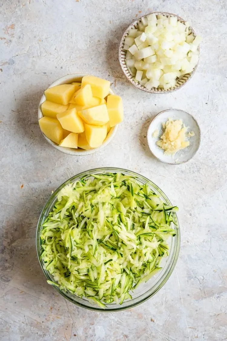 Schritt-für-Schritt-Anleitung, wie Sie das Rezept für Zucchinicremesuppe zubereiten