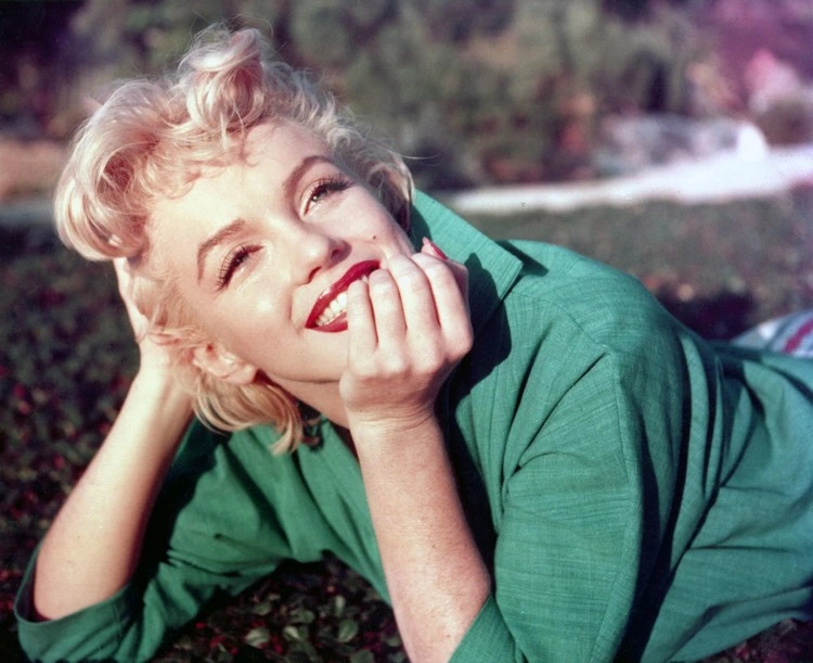 Selbst Marilyn Monroe trug damals diese Pony-Frisur, aber mit einem Seitenscheitel