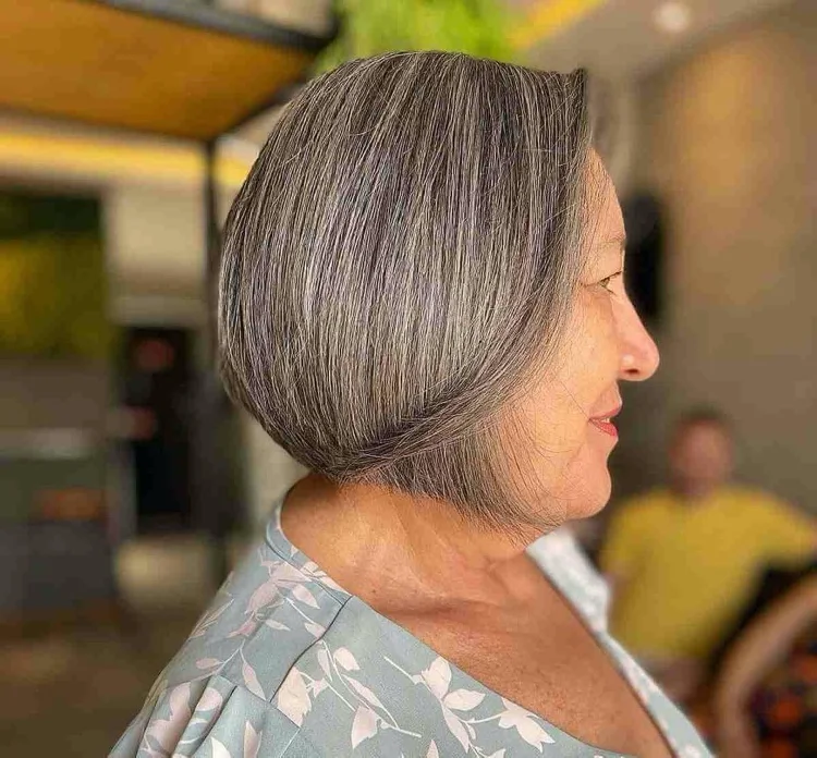 Silbergrauer Bob für kinnlange glatte Haare ab 60