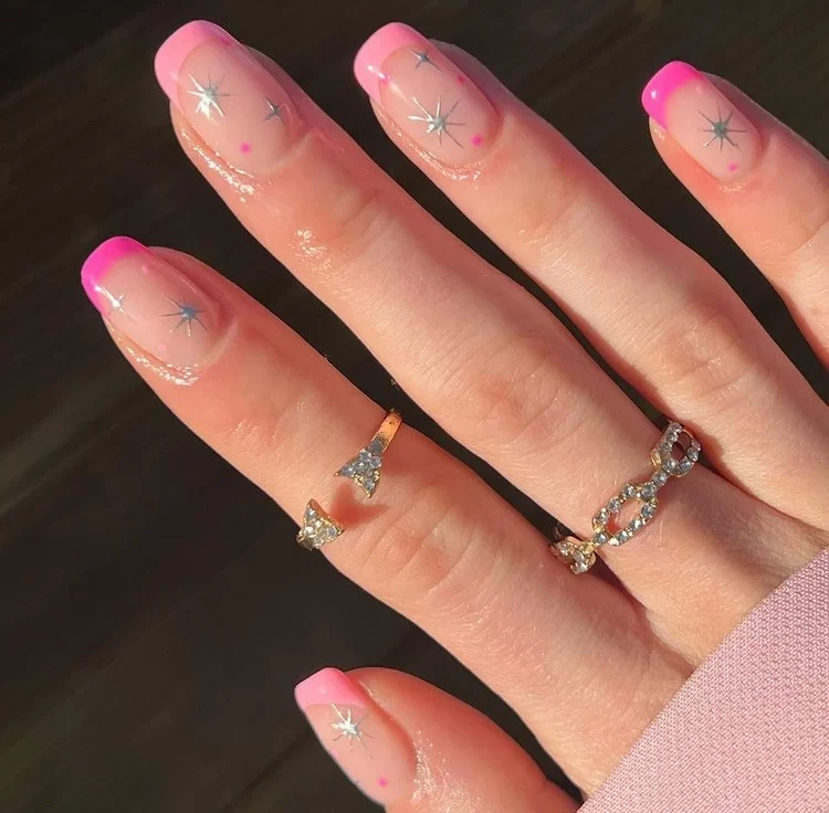 Silberne Sterne auf rosafarbenen French Nails