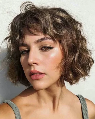 Stufiger Bob mit Locken trendige Kurzhaarfrisur Sommer 2023