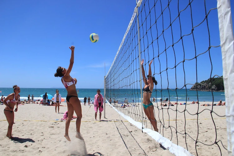 untarhaltsame und intensive sportart zur verbrennung von kalorien wie beachvolleyball im sommer wählen