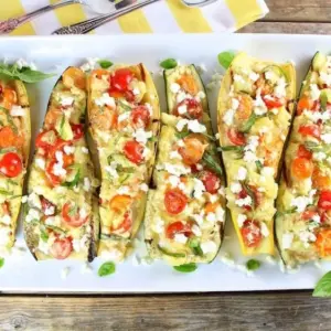 Vegetarisches Rezept für Zucchini Schiffchen mit Tomaten Feta Füllung