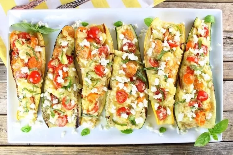 Vegetarisches Rezept für Zucchini Schiffchen mit Tomaten Feta Füllung