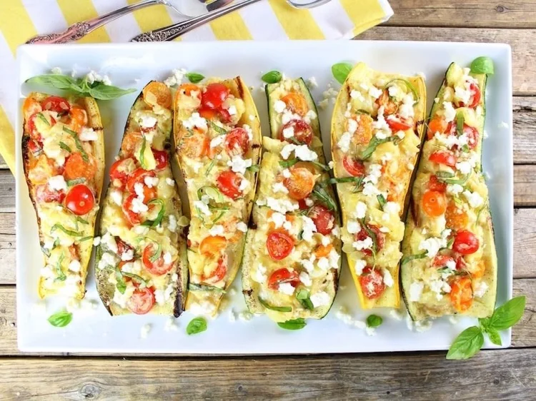 Vegetarisches Rezept für Zucchini Schiffchen mit Tomaten Feta Füllung