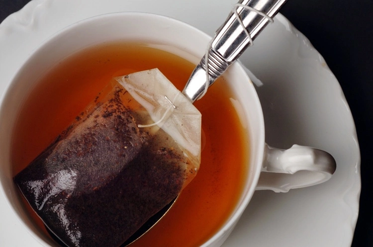 Verbrauchte Teebeutel können Sie als Dünger für Pflanzen verwenden