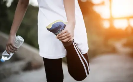 vor joggen im sommer stretching machen und ausreichend wasser trinken