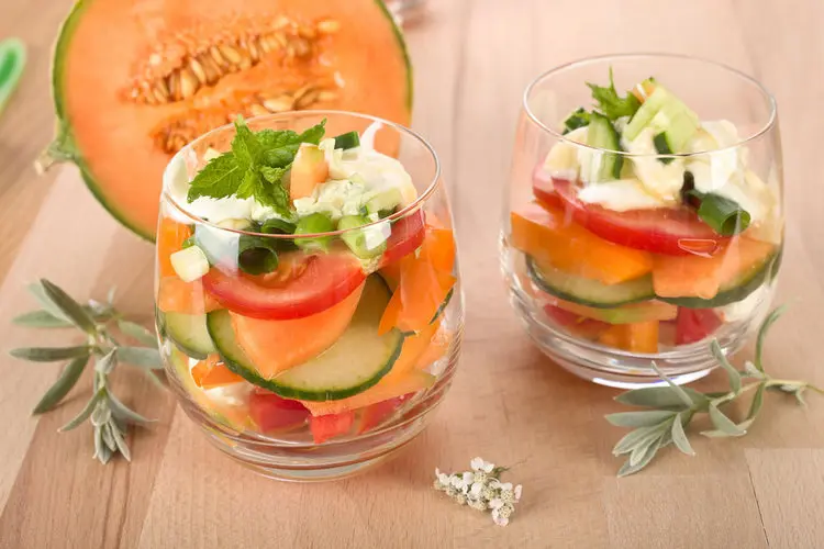 Vorspeise im Glas mit Melone, Gurke, Tomate und Dressing
