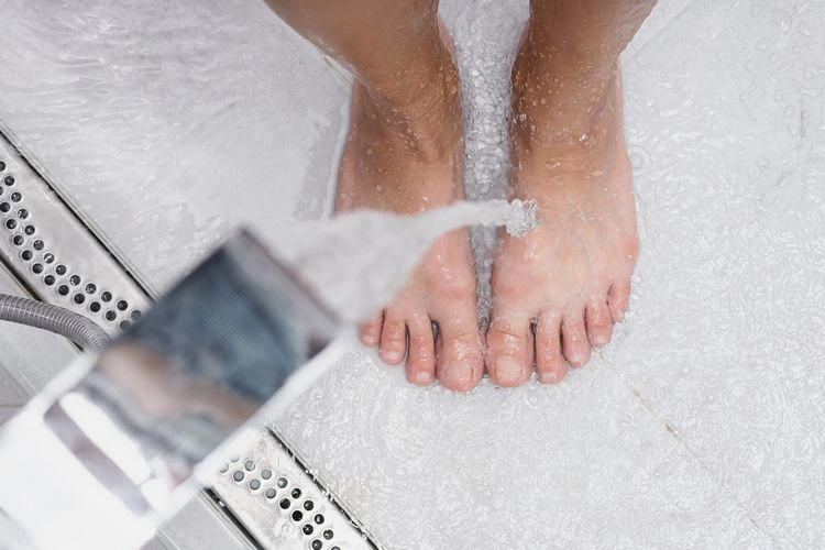 Waschen Sie die Füße regelmäßig, damit sie nicht schwitzen