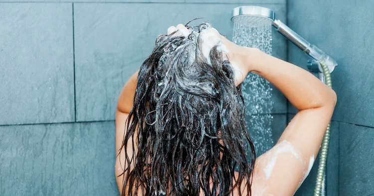 Waschen Sie die Haare mit kühlerem Wasser, um Frizz zu vermeiden
