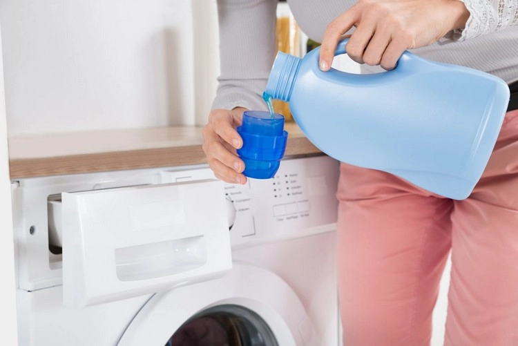 Waschmittel können Rückstände auf der Kleidung hinterlassen, in denen sich Bakterien und damit Gerüche festsetzen