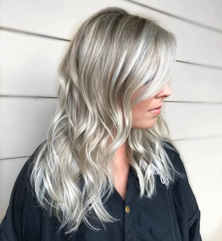 weiße haare mit strähnchen aufpeppen highlights für graues haar