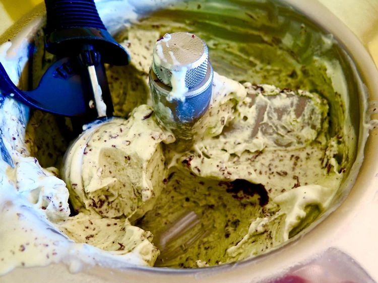 Wie kann man Minzeis mit Schockostückchen in der Eismaschine zubereiten?