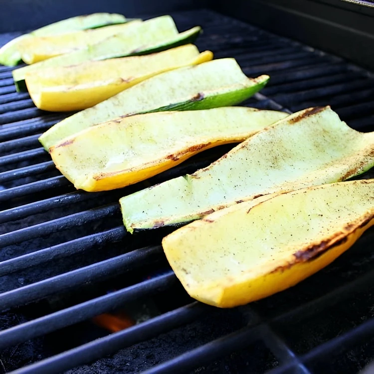 Zucchini Hälften grillen vor dem Befüllen