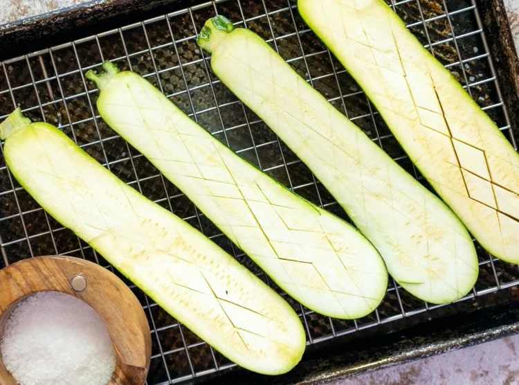 Zucchini im Ofen rösen wie schneiden und Feuchigkeit entfernen