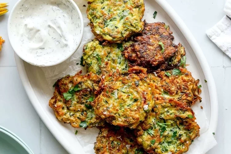 Zucchini-Puffer mit Feta und selbstgemachter Tzatziki Soße griechisch kochen